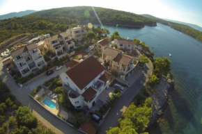 Family friendly apartments with a swimming pool Jelsa, Hvar - 4608